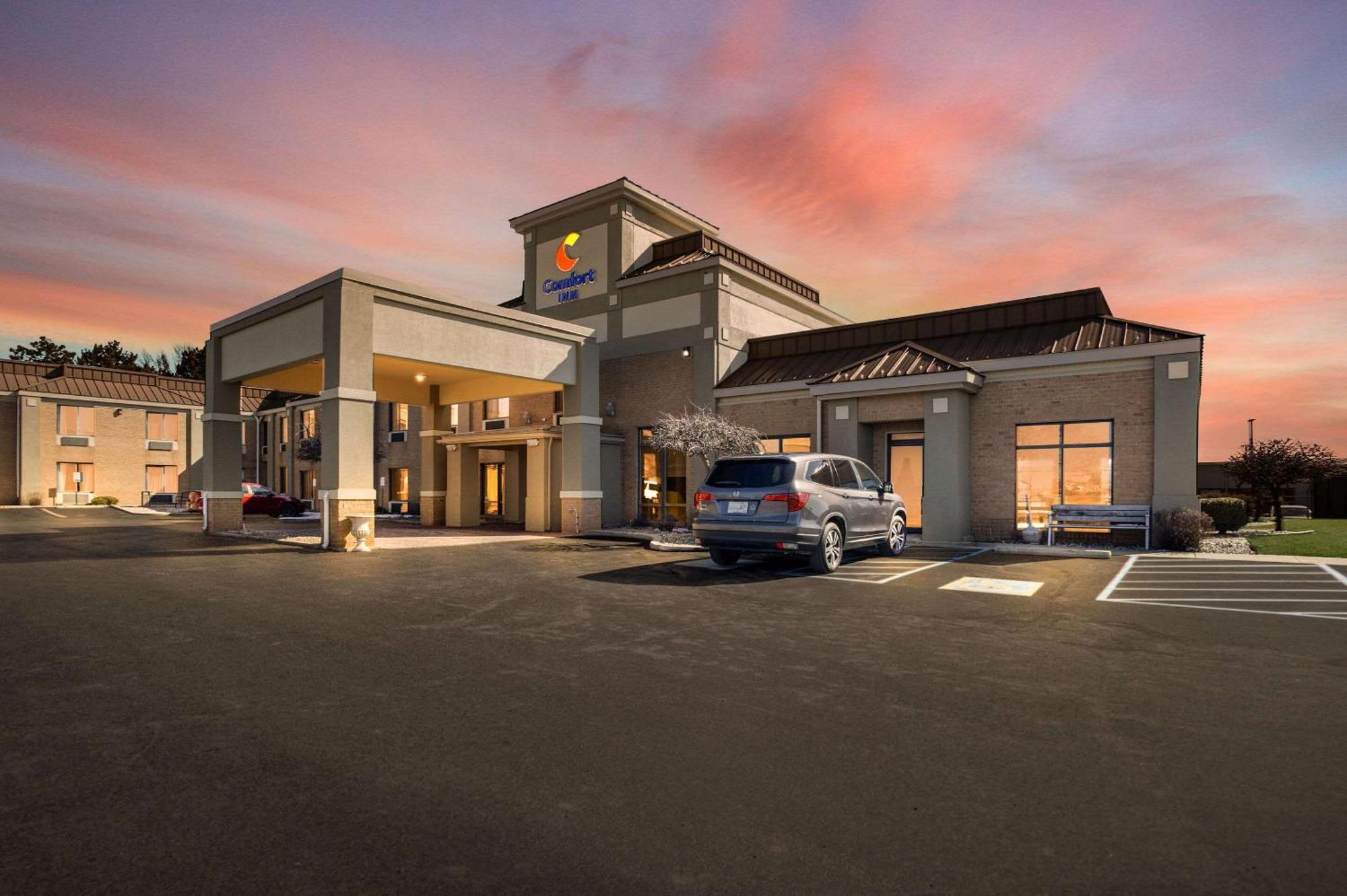 Comfort Inn Huntington Near University Экстерьер фото