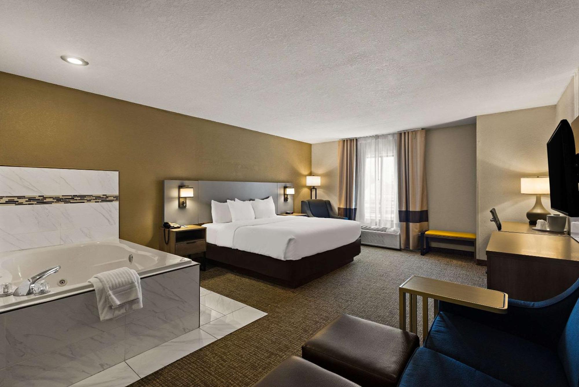Comfort Inn Huntington Near University Экстерьер фото